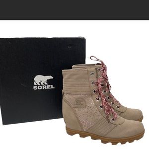 Adorable Sorel wedge boot for your little mini me!  Size youth 1.  Tan/beige.